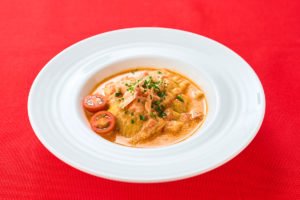 「佐渡産鮭とほうれん草の夕陽色ラビオリ」