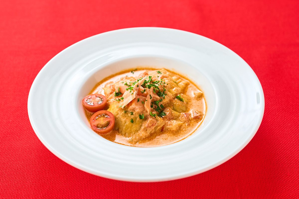 「佐渡産鮭とほうれん草の夕陽色ラビオリ」