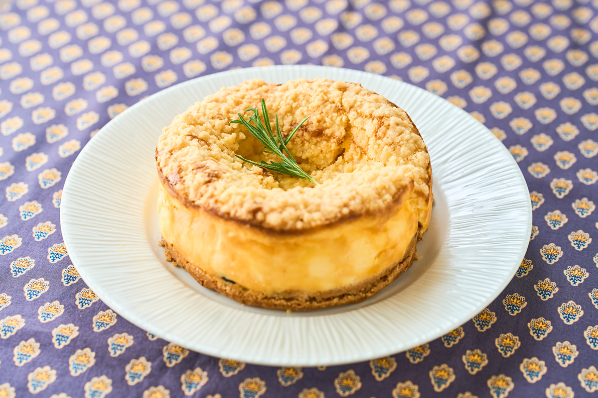 「黒の贅沢　作州黒クランブルチーズケーキ」