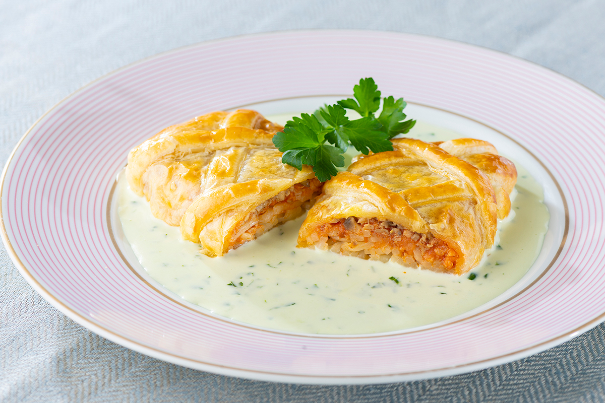 「うどんのミートソースパイ包み バジルクリームソース」